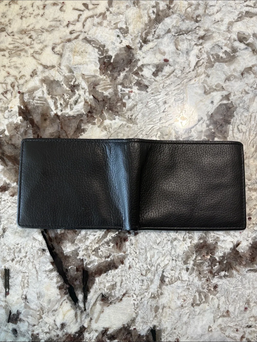 🎩 Clarks Pebbled Leather Slimfold Wallet in black